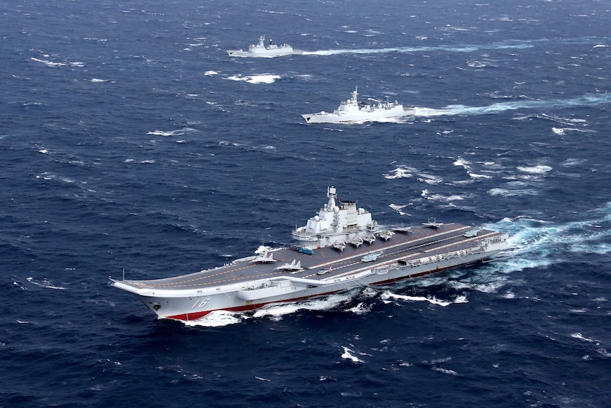 中国一个航母舰队在台湾周边海域巡航，舰队由中国海军“辽宁舰”领航。