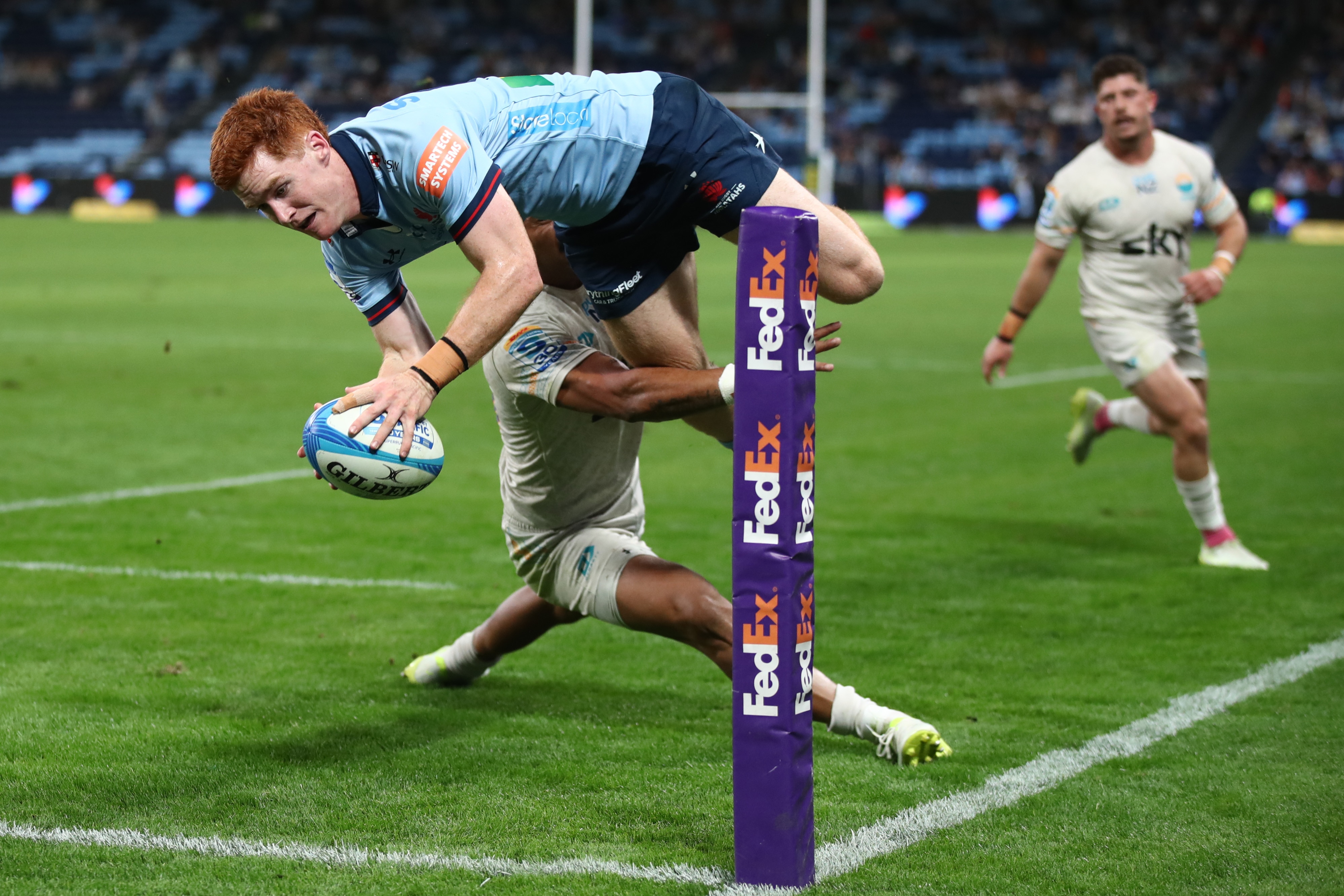 Sid Harvey marca um try para os Waratahs contra Moana Pasifika.