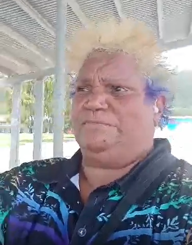 Valmae caminha ao longo de um cais em um clima relativamente calmo em Palm Island.  