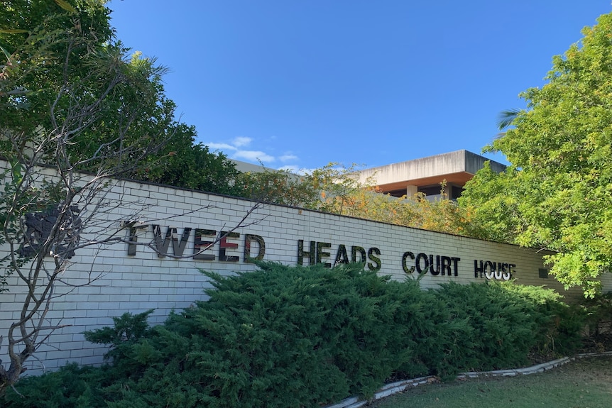 A white brick wall with Tweed Heads Court House written on it
