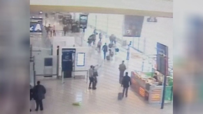 Orly video shows attacker rushing soldier