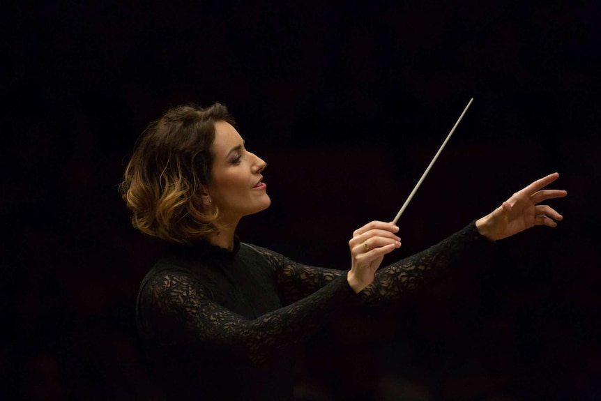 Alondra de la Parra conducting