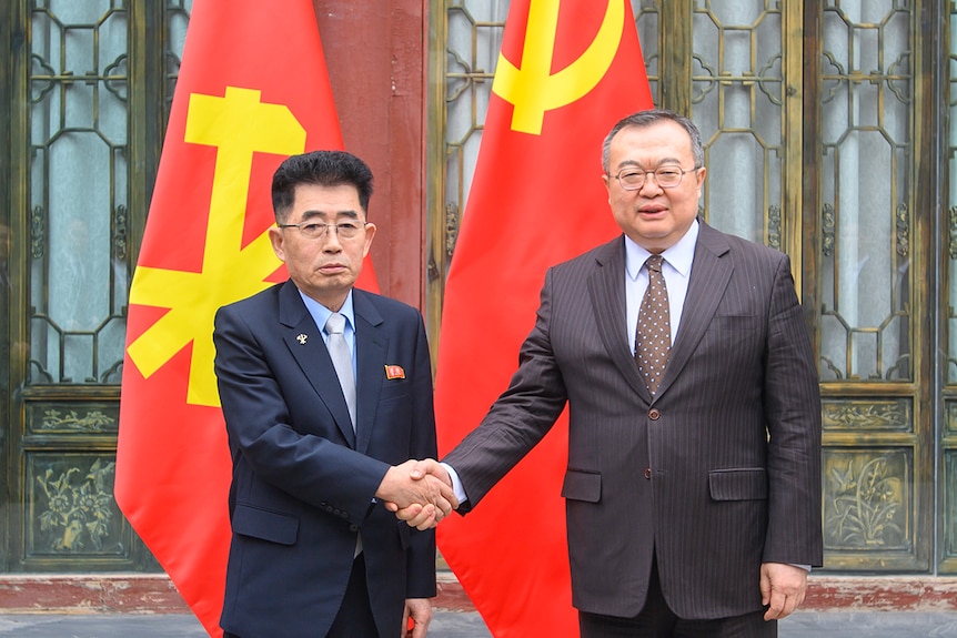 3月21日，朝鲜劳动党国际部部长金成男（左）与中共中央对外联络部部长刘建超会面。