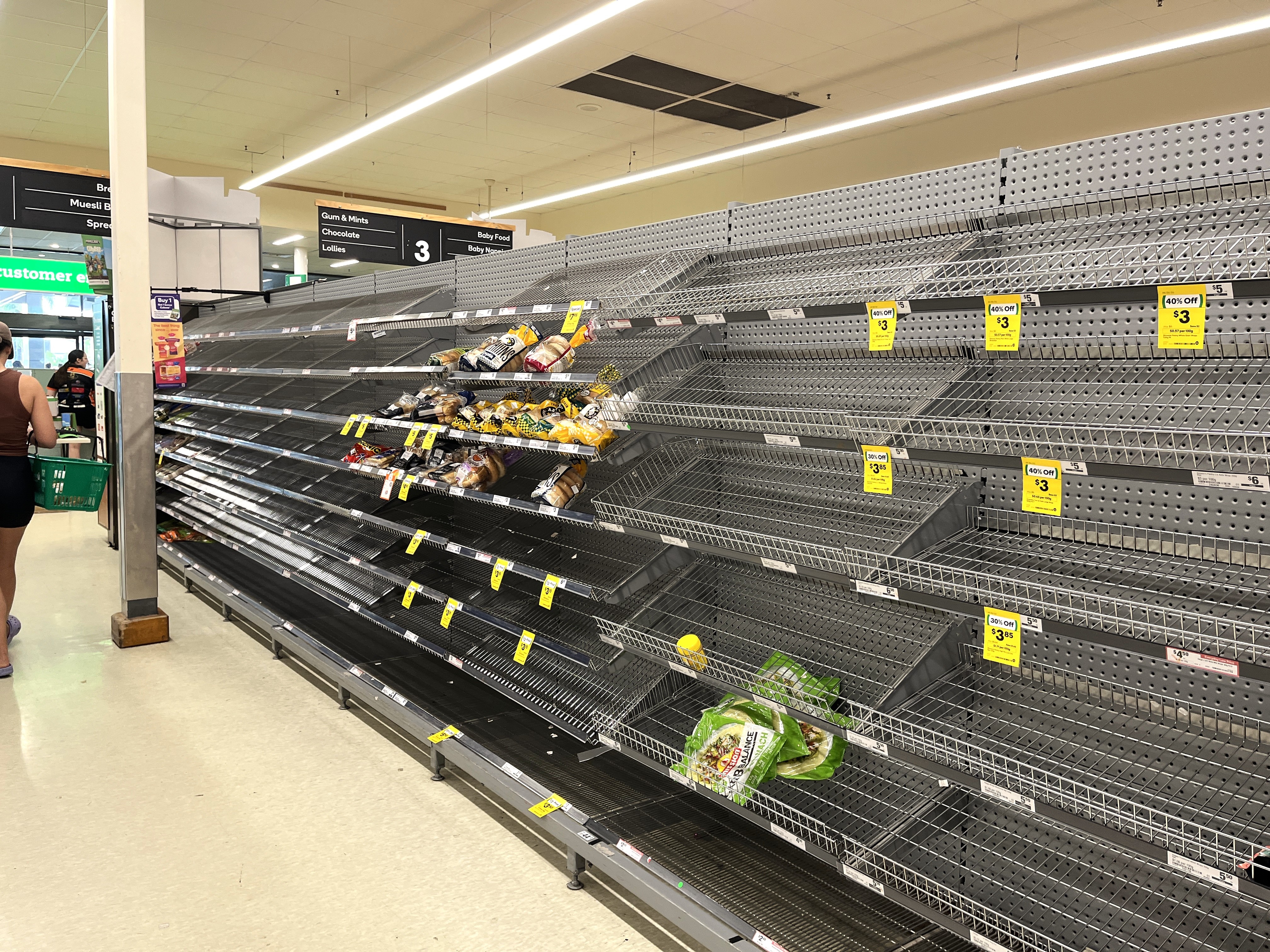 Estante desnudo del supermercado.