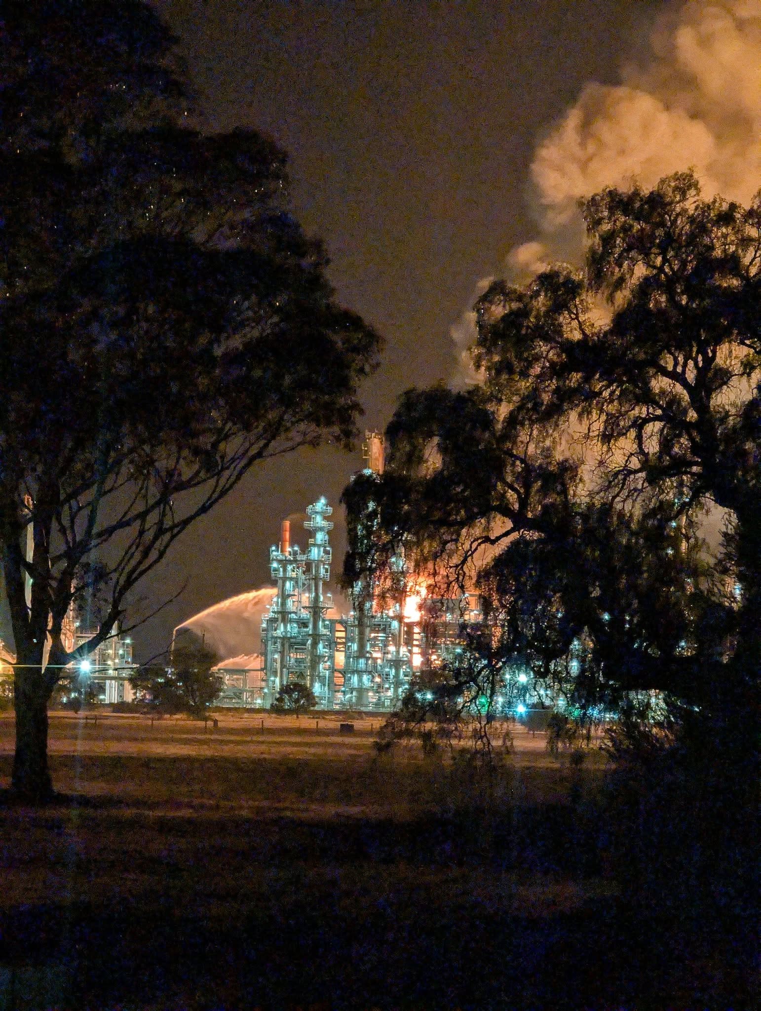 Major fire at Geelong oil refinery