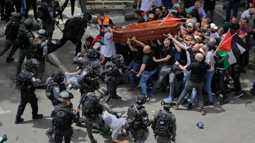israeli-police-clash-with-palestinian-mourners-carrying-journalist-s-coffin