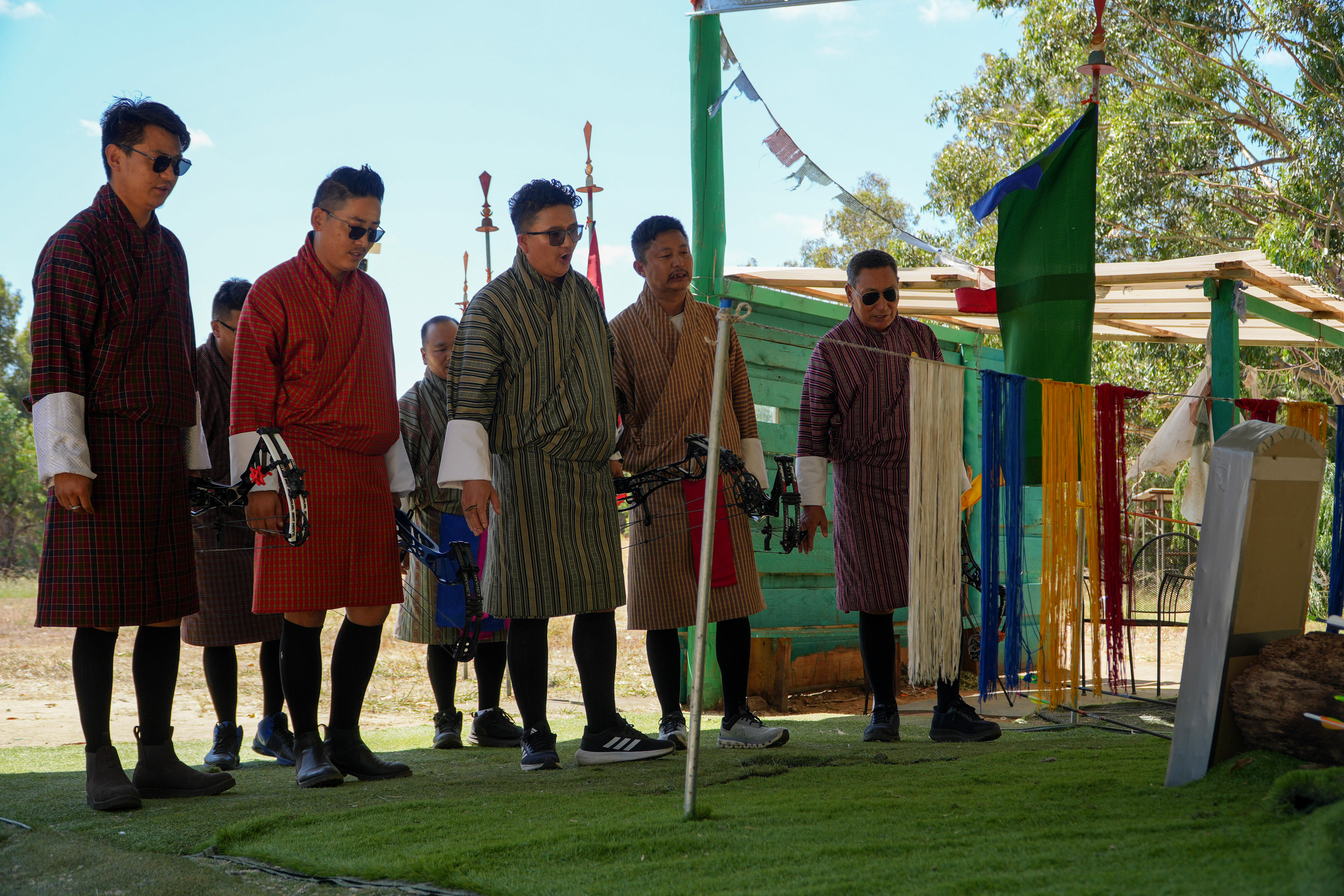 Cinco homens em fila 