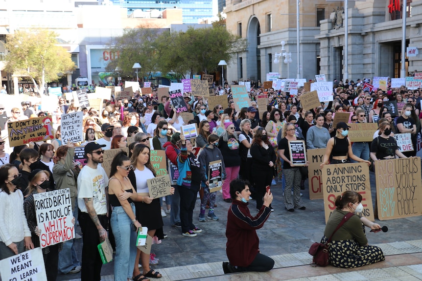 Le persone si radunano a Forest Place nel CBD di Perth con cartelli con messaggi a favore della scelta