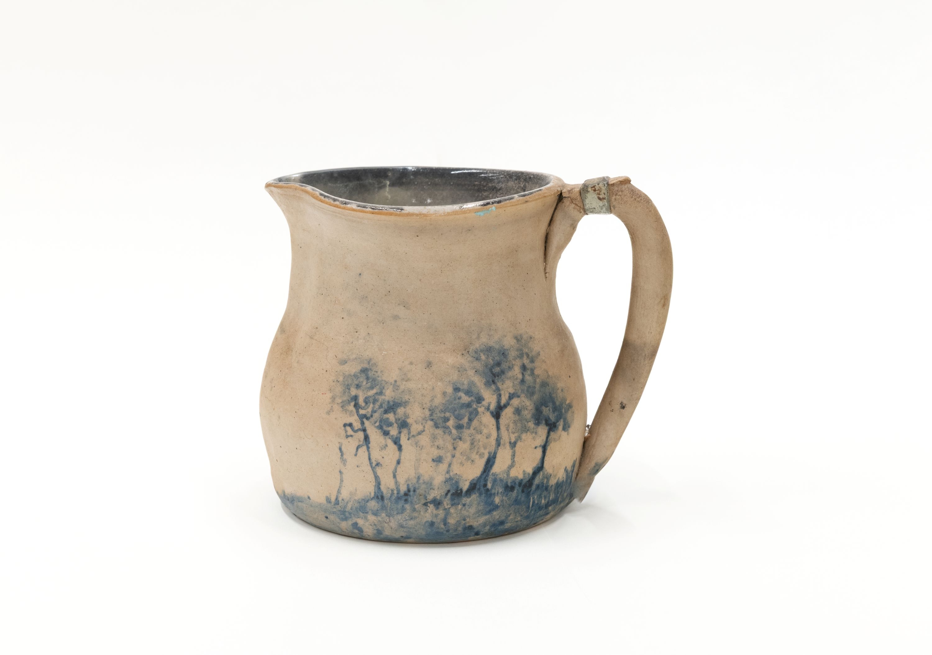 O jarro é pintado de azul por dentro e possui uma pequena peça de metal na alça para mantê-lo unido.