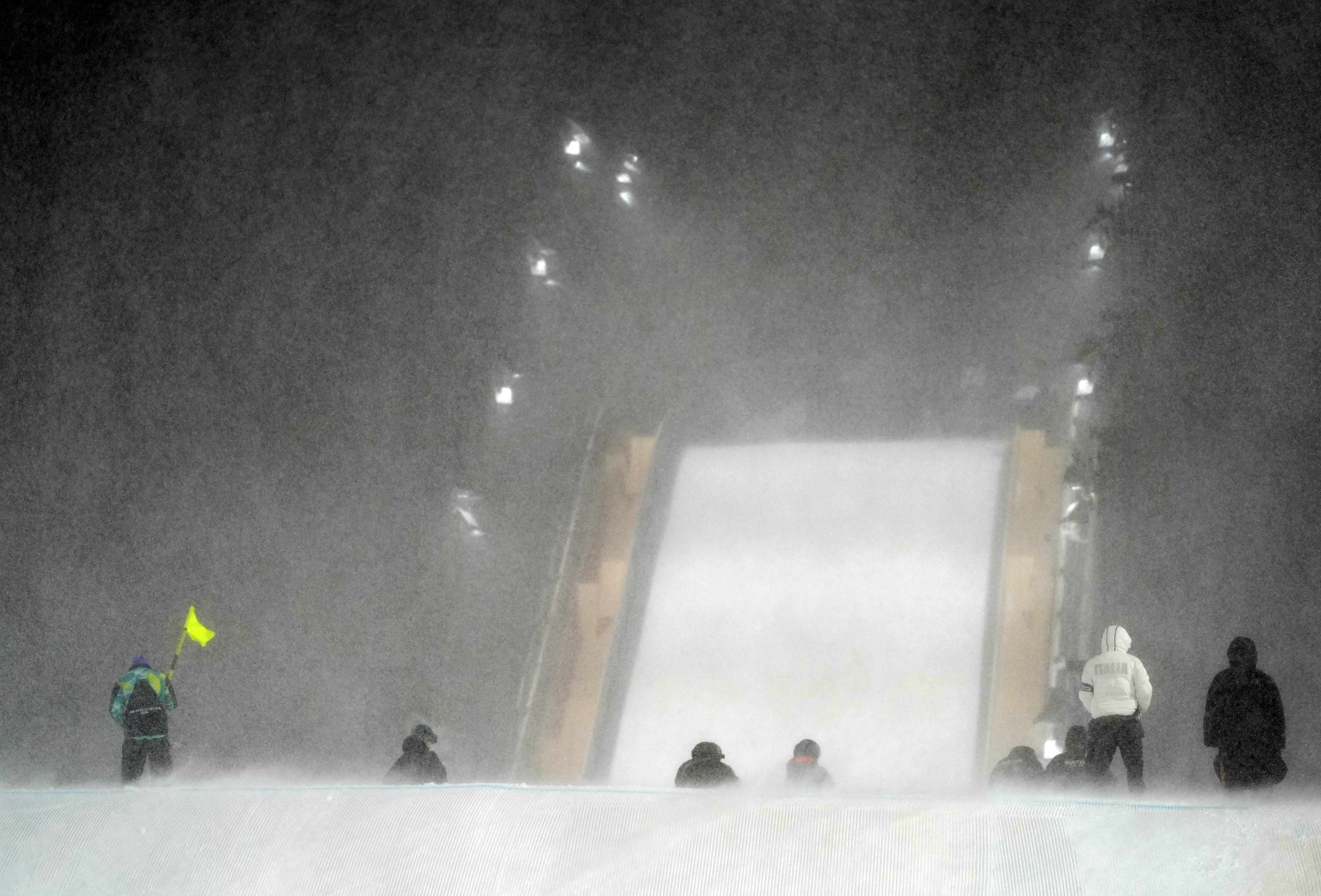 Uma pista de esqui está envolvida em uma nevasca