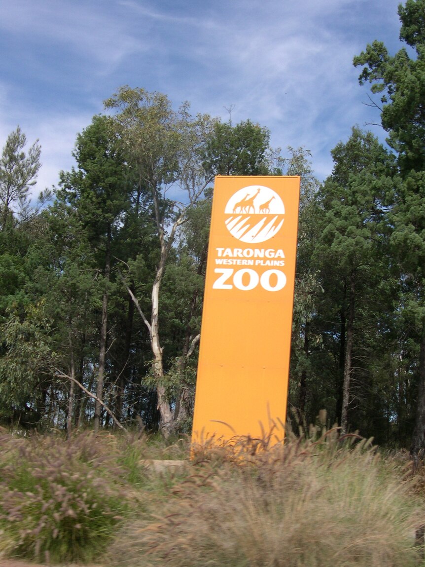 Front entrance sign for the Western Plains Zoo at Dubbo, NSW. Taken 16 April 2012.