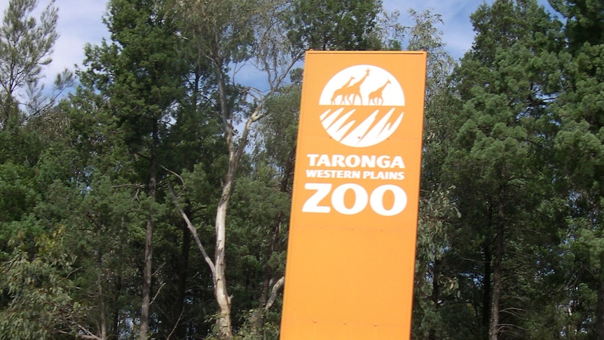 Front entrance sign for the Western Plains Zoo at Dubbo, NSW. Taken 16 April 2012.