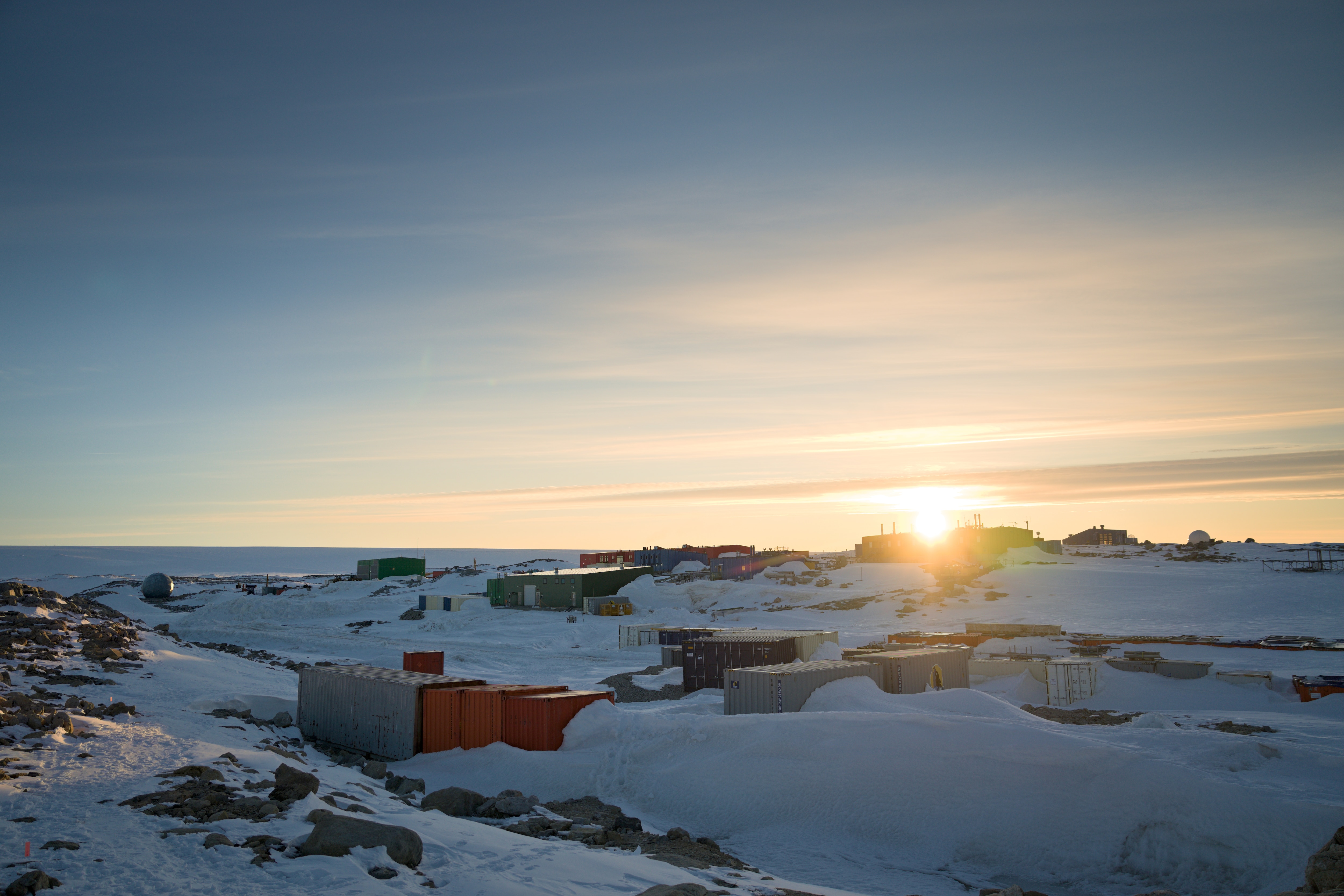 O sol nasce sobre a base antártica australiana, Casey Station.