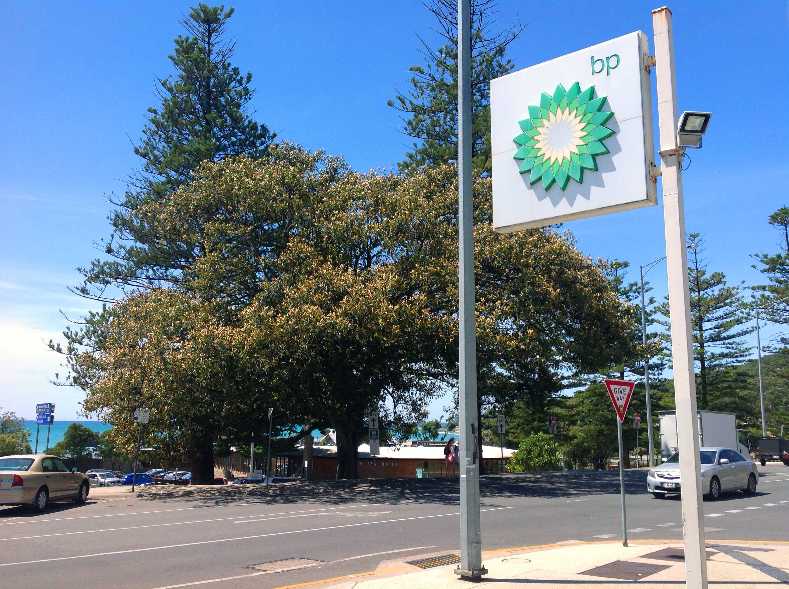 Great Ocean Road's major holiday town, Lorne, to lose its only petrol ...