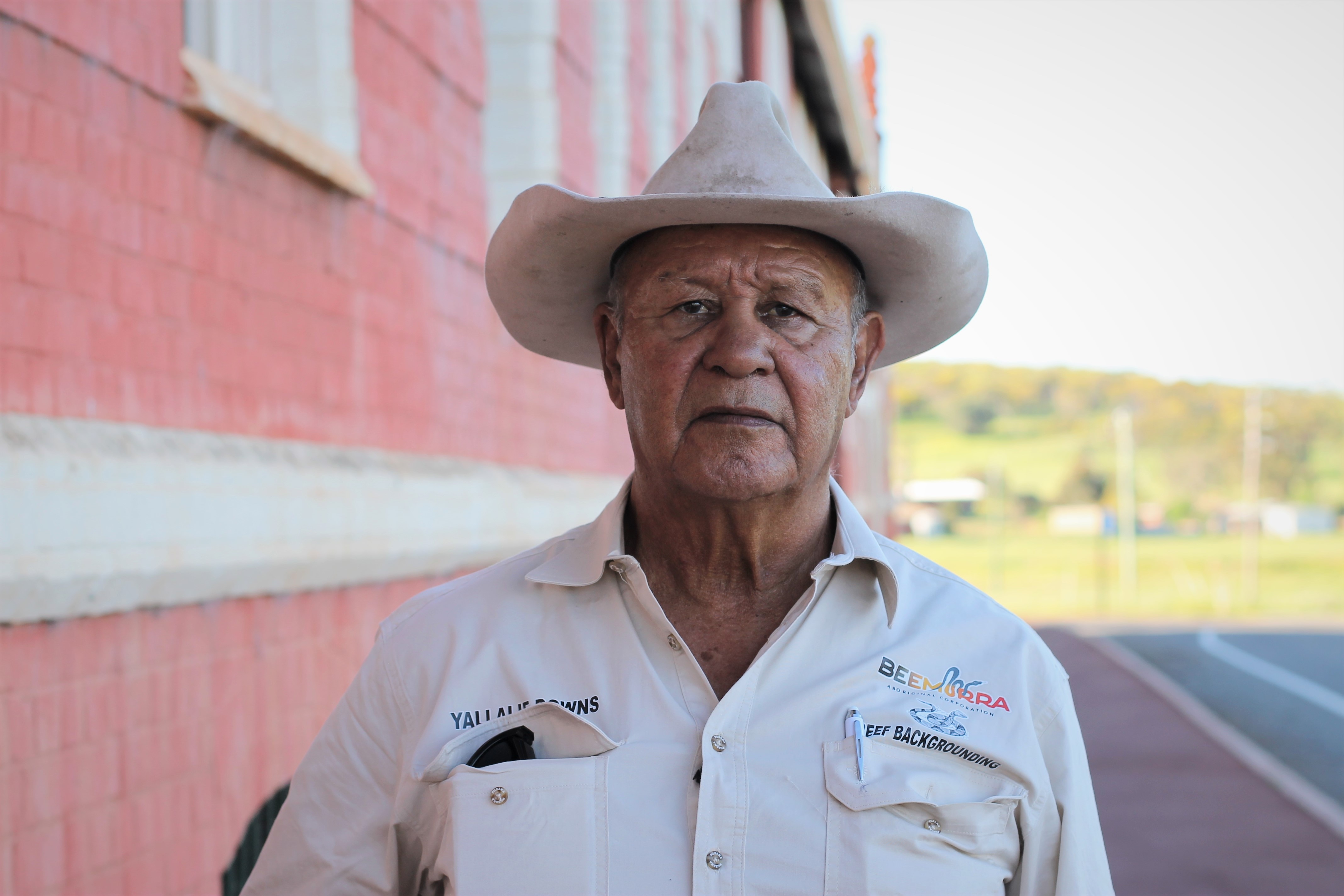 Kevin Barron está en la calle, con el antiguo orfanato al fondo.