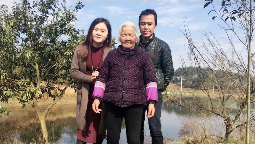 Dong Yaoqiong with her father and grandmother.