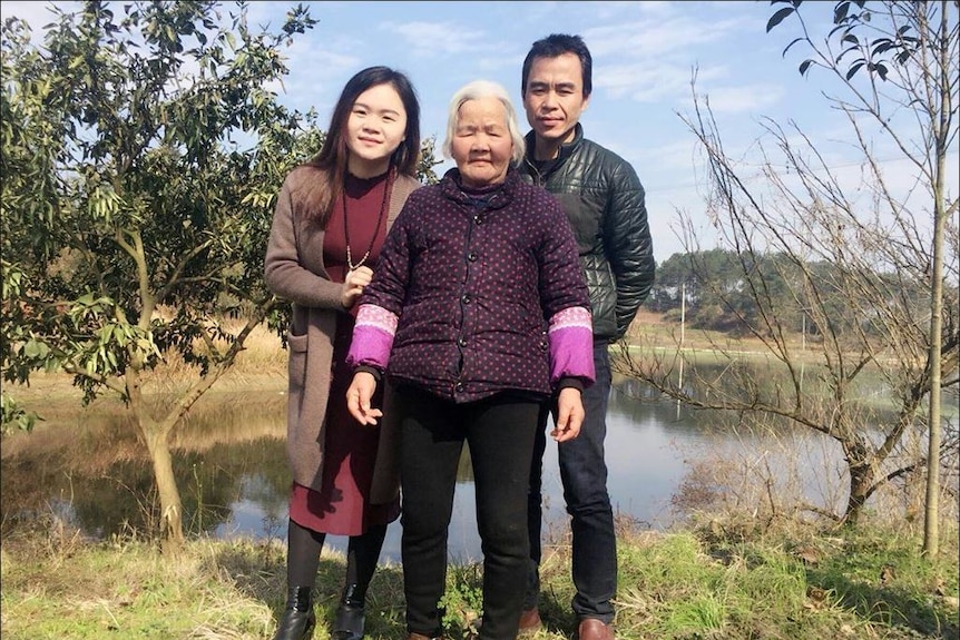 Dong Yaoqiong with her father and grandmother.