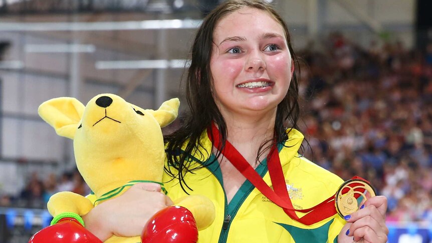 Maddison Elliott shows off her gold medal