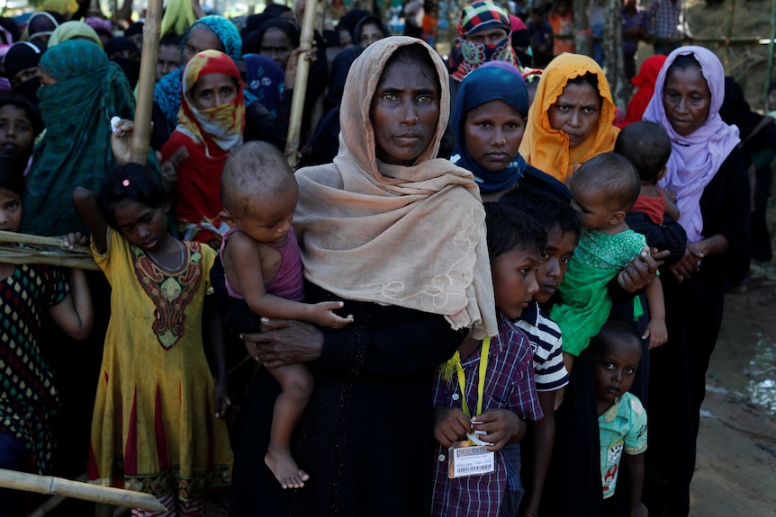 Rohingya refugee women queue for food aid