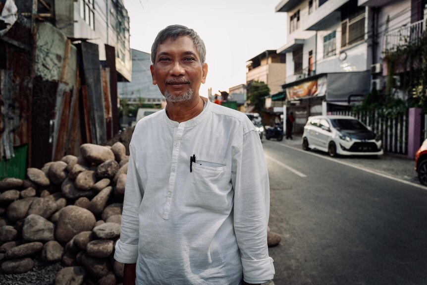 Portrait of Pak Kahar in a street in Makassar