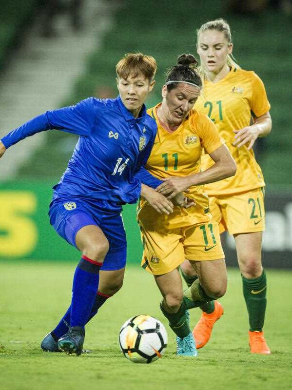 Saowaluk Pengngam for Thailand and Lisa De Vanna for the Matildas challenge for the ball.