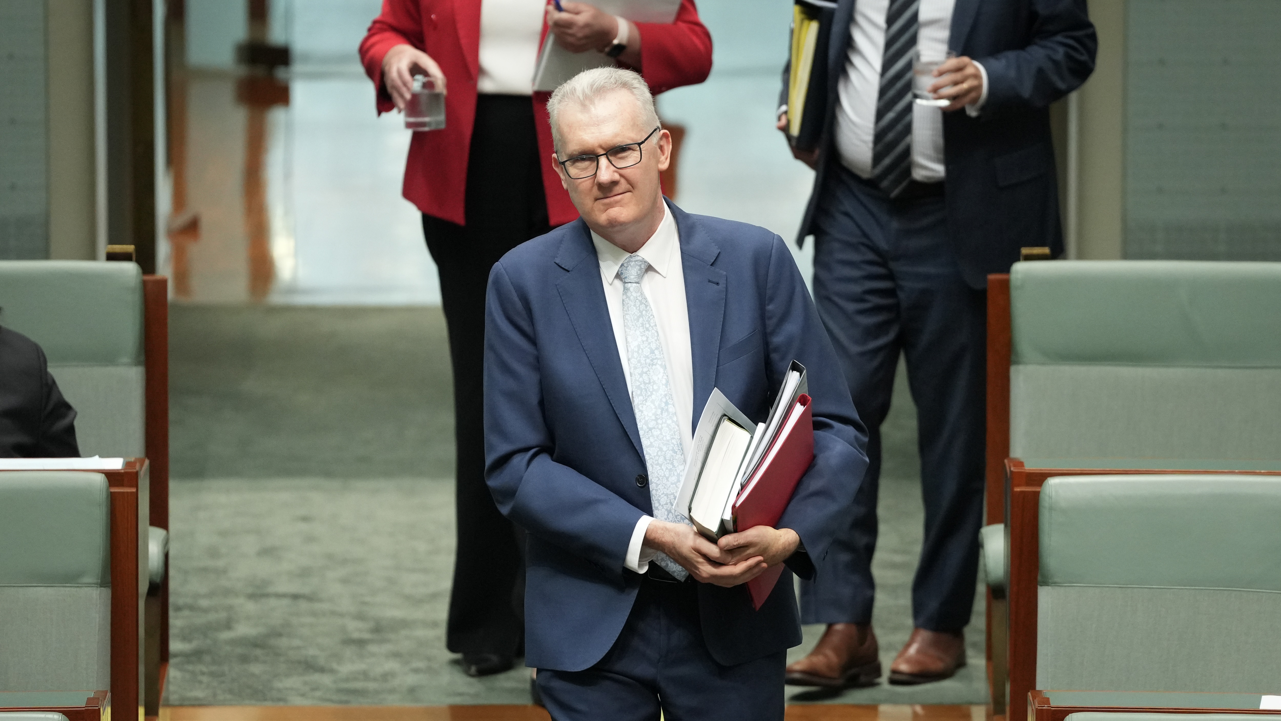 Government seeks power to temporarily ban some people from Australia