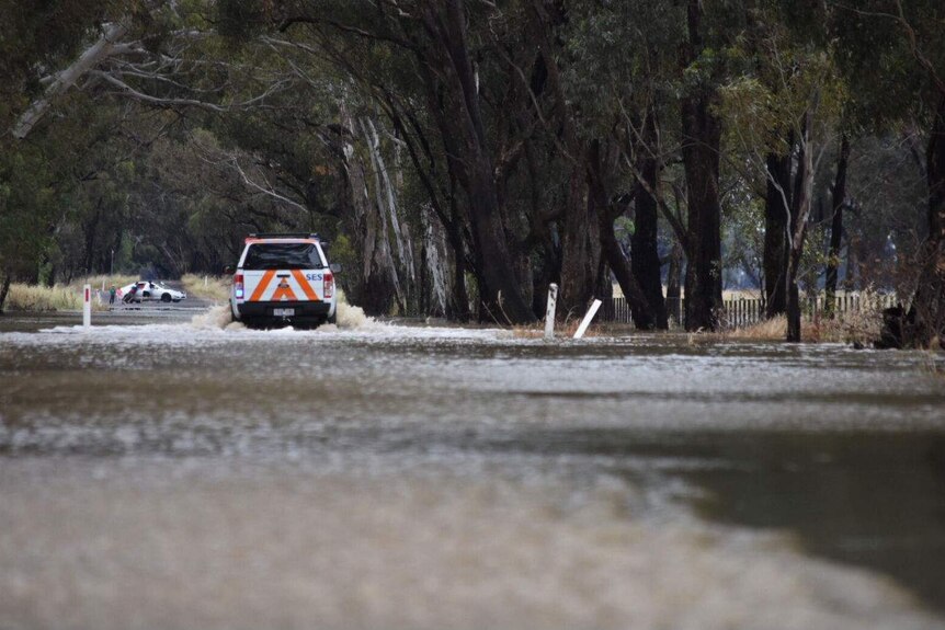 The SES responds to a stranded car on the highway near Euroa.