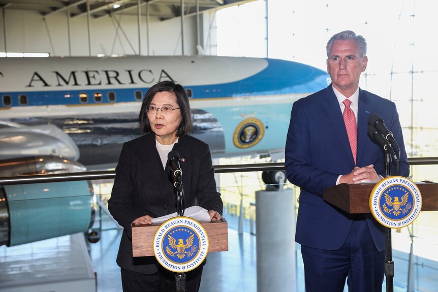 Kevin McCarthy and Taiwanese President Tsai Ing-wen speak inside an airplane hanger.
