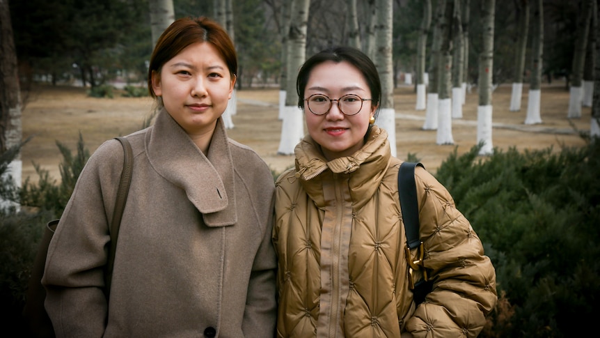 秦远观（左）说她和她的许多朋友还没有准备好要孩子。