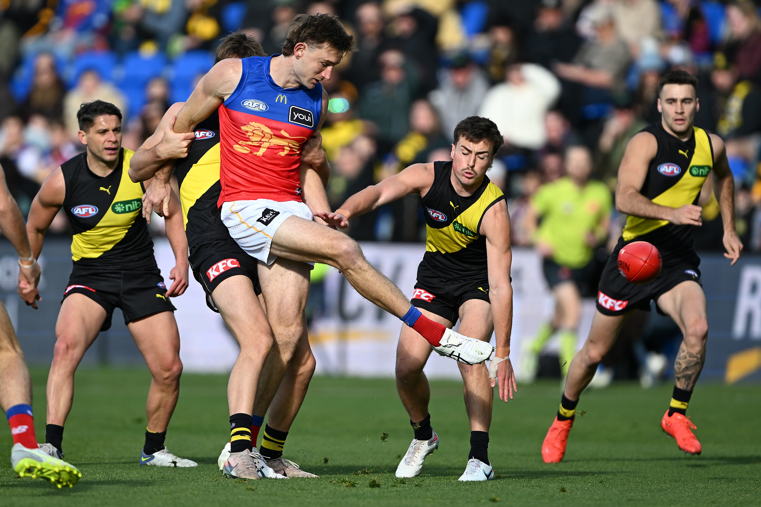 Live: Tigers, Lions locked in tight tussle in Hobart ahead of Giants-Saints clash