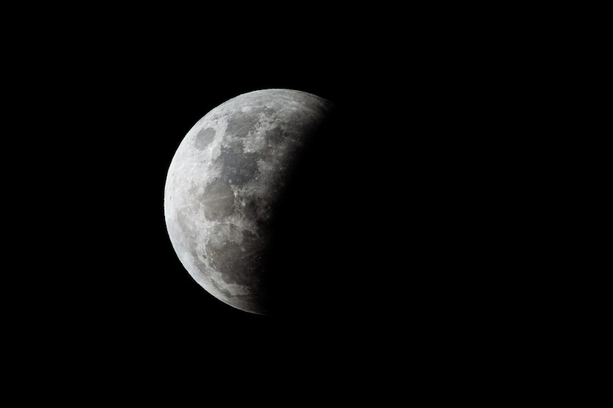 Une partie de la lune est obscurcie lors d'une éclipse lunaire