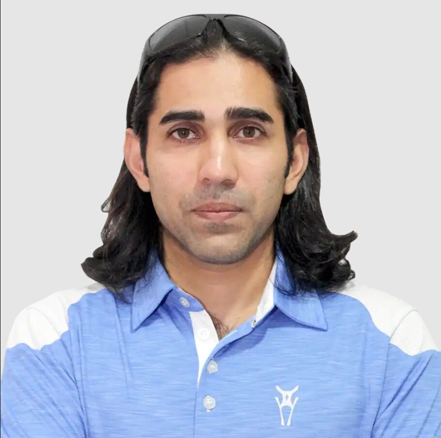 Un hombre posa para un retrato profesional.