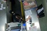边境检查人员在查验旅客的手机