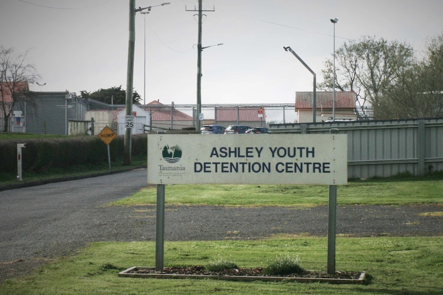 Panneau à l'entrée du centre de détention pour jeunes Ashley.
