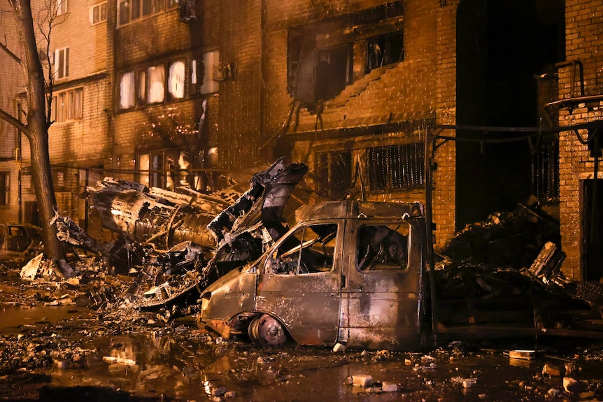 불에 탄 버스와 주택가에 추락한 전투기 잔해가 지상에서 목격됐다.