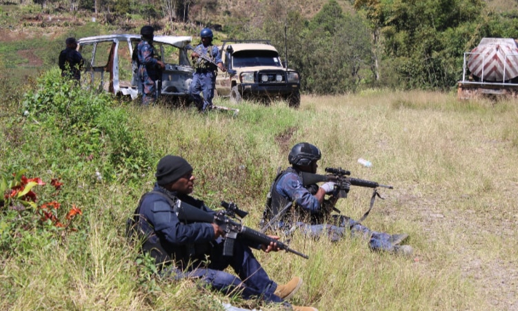 Ol police we i mekim ol arrest long Enga