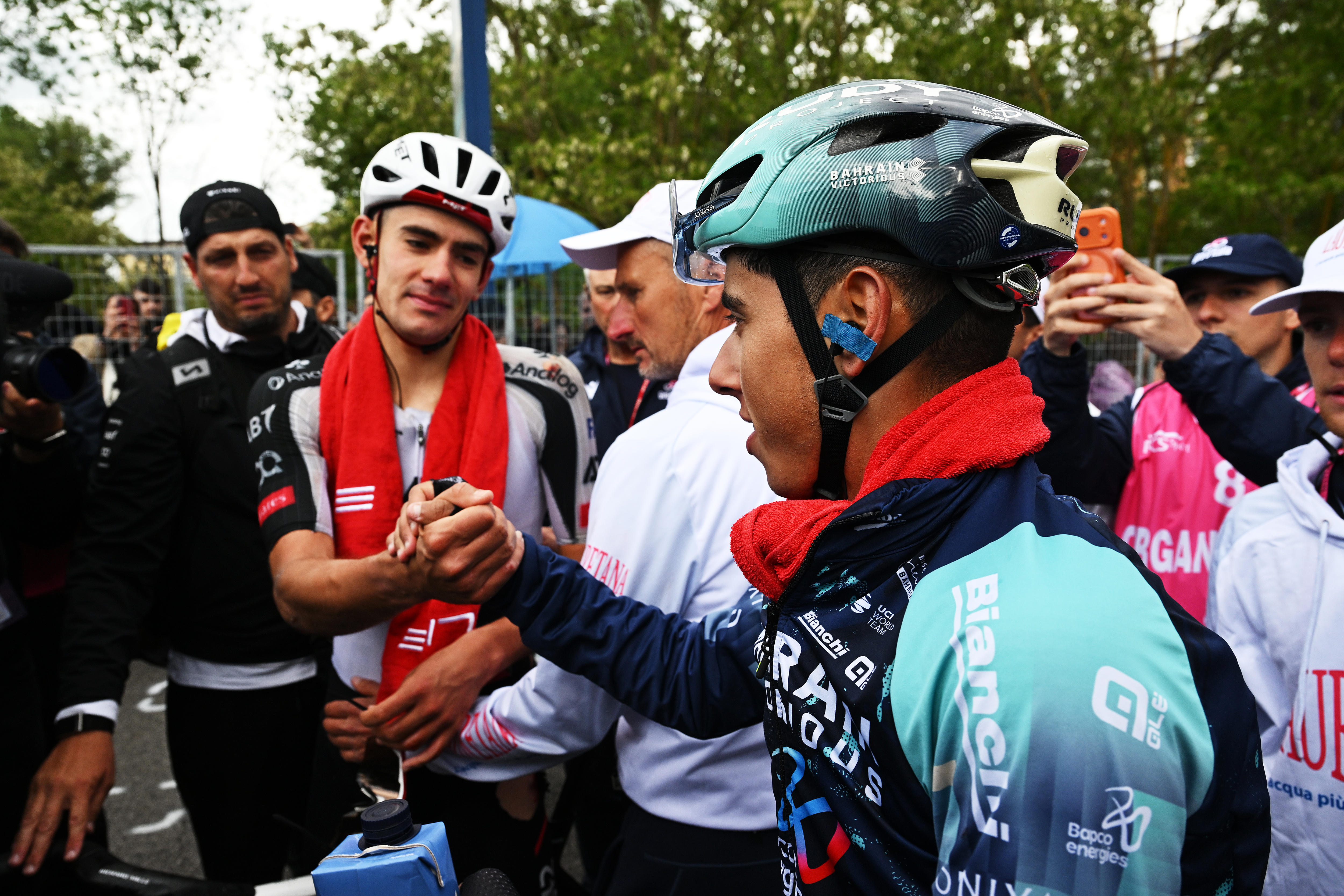 Igor Arrieta and Afonso Eulalio shake hands