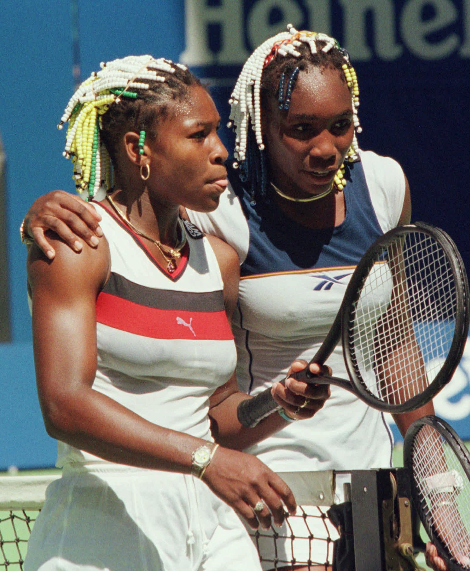 Venus y Serena Williams se abrazan después de la segunda ronda del Abierto de Australia de 1998.