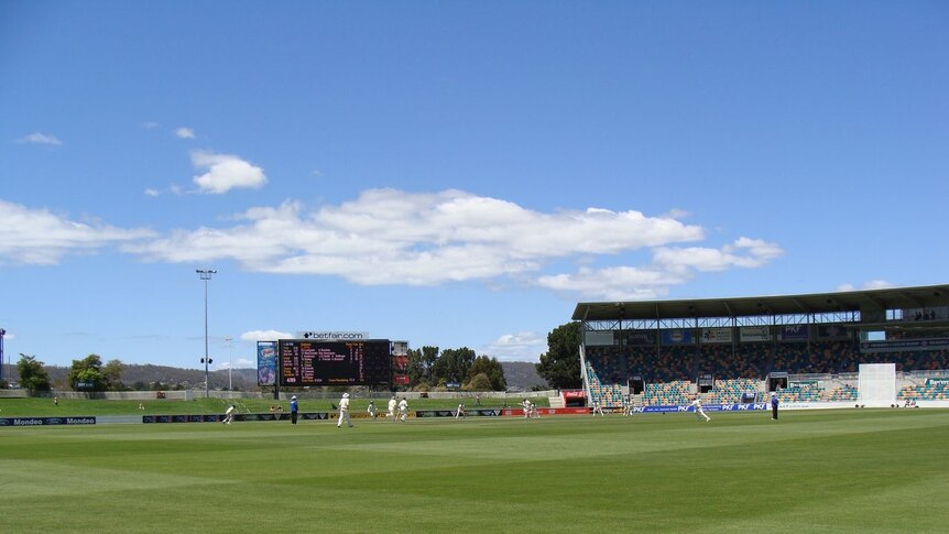 A sunny day at Bellerive oval