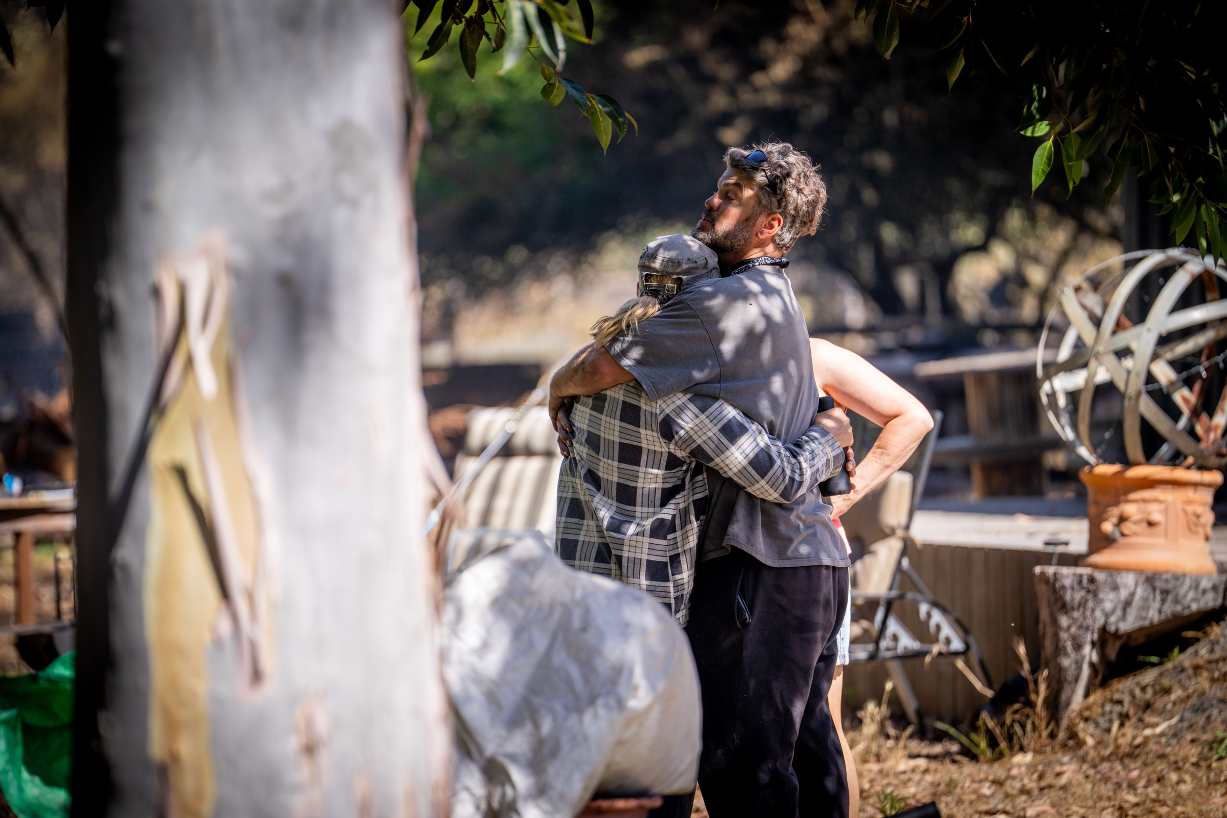 Residents return to homes destroyed by bushfire south of Adelaide