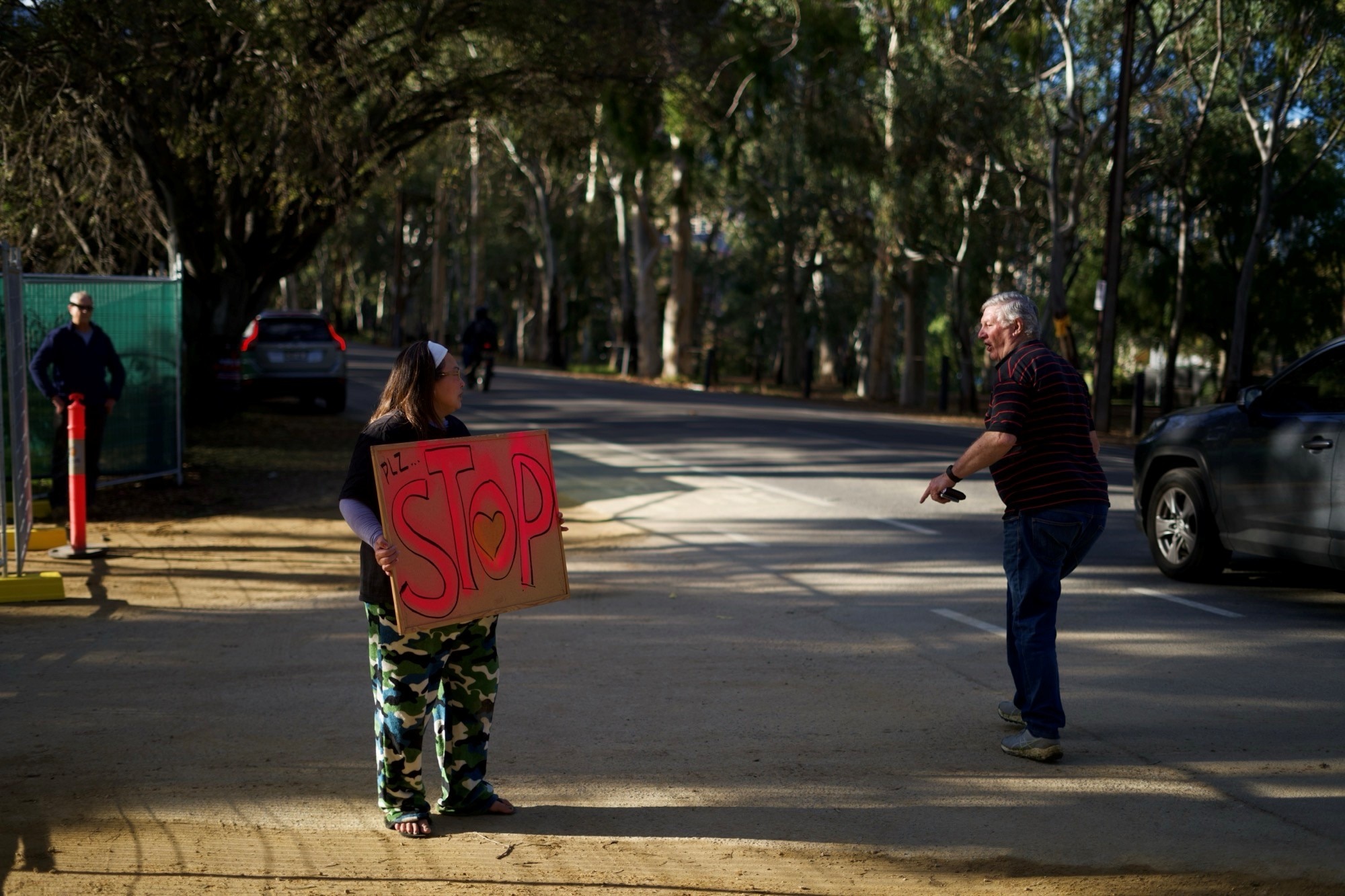 Um protesto em frente ao Possum Park em Adelaide Park Lands.