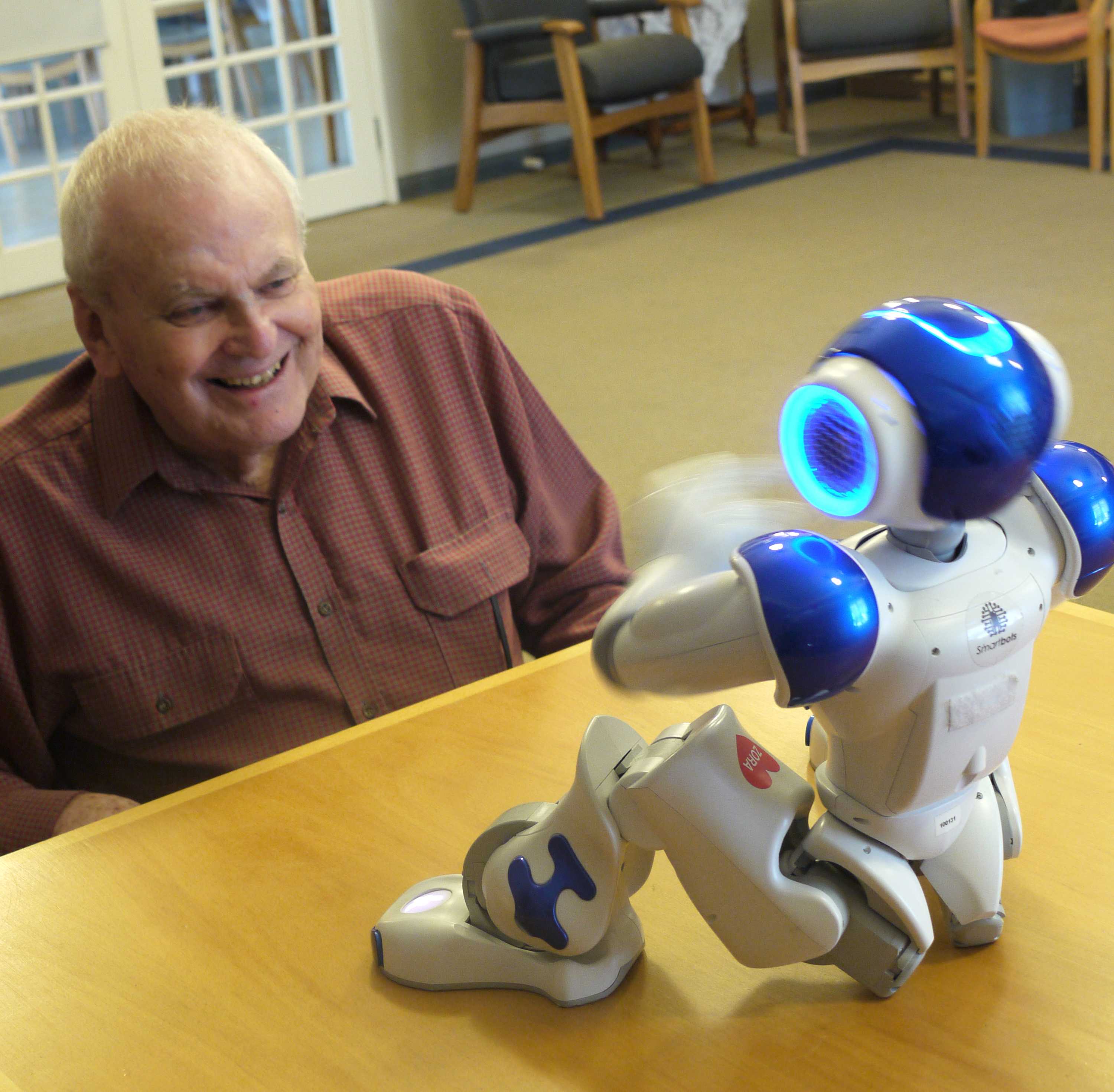 Запусти робот алису. Покажи робота алису. Алиса робот человек. Робот элис. Запусти робот алису.