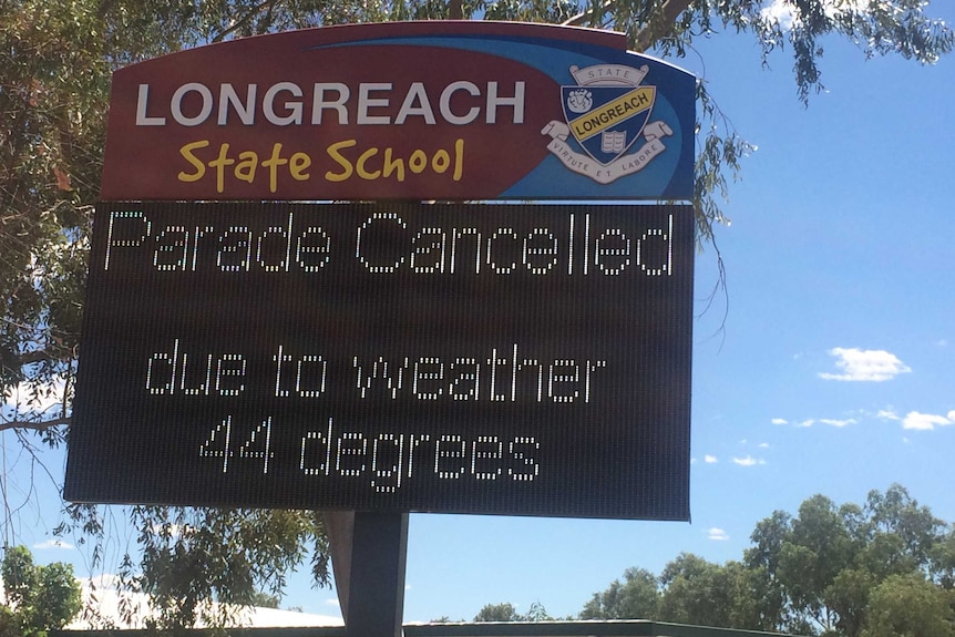 Sign outside Longreach Longreach State School during a heatwave.