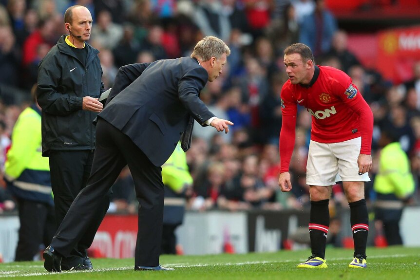 Moyes gives instructions to Rooney
