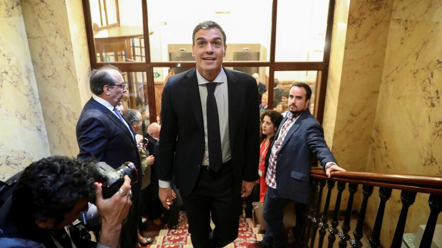 Pedro Sanchez leaves the chambers in Spain