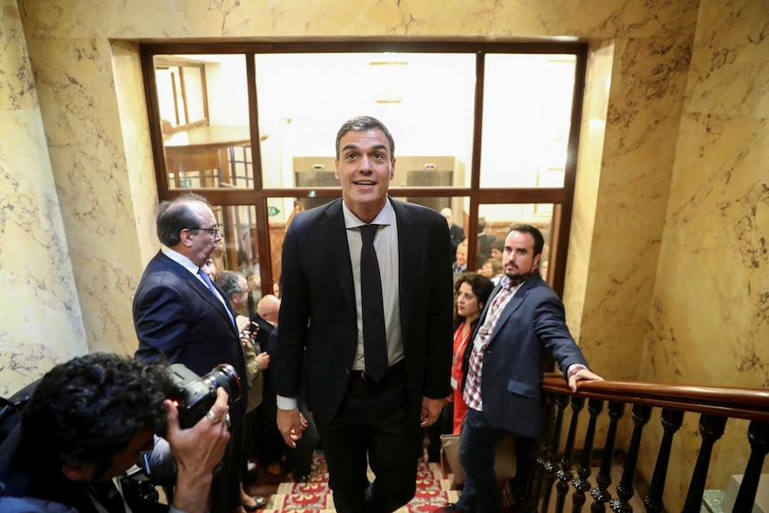 Pedro Sanchez leaves the chambers in Spain