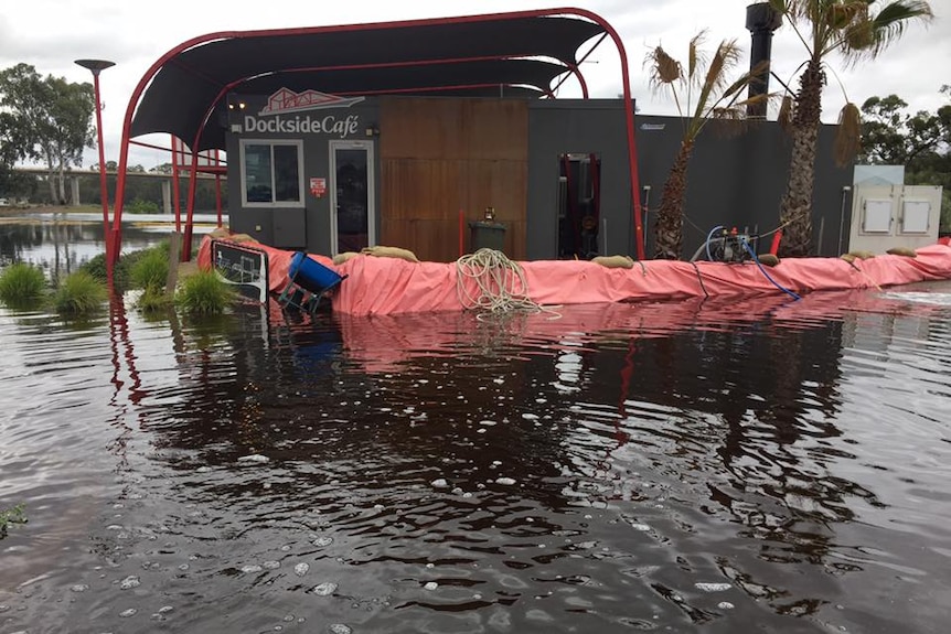 Mildura cafe surrounded by sandbag to try and protect from Murray River flood.