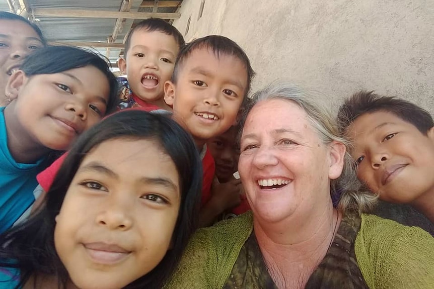 Jodie Epper bersama anak-anak Lombok