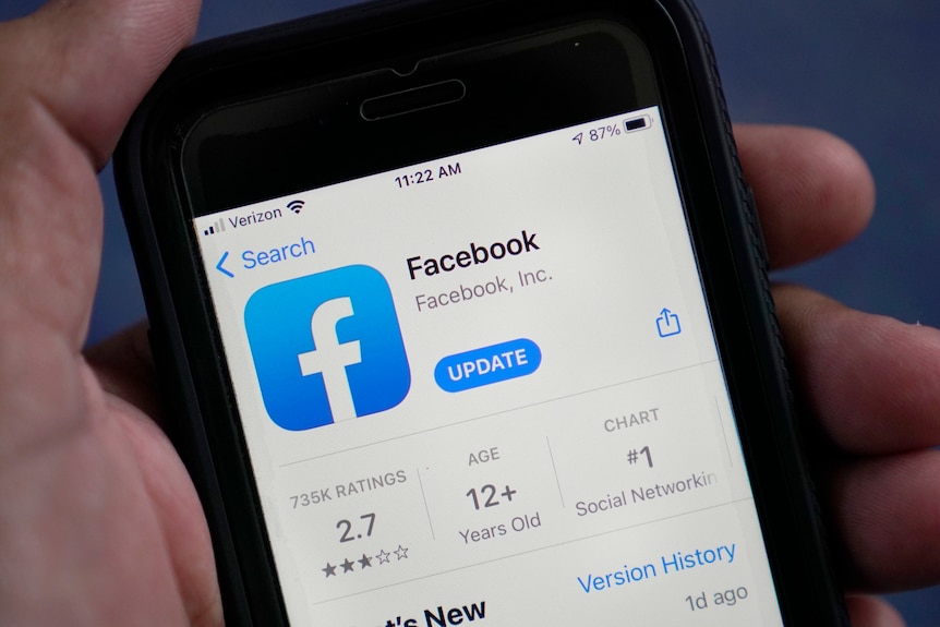Aplicația Facebook apare în App Store pe un smartphone