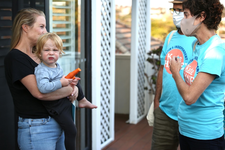 Kate Chaney speaking with a Scarborough mother